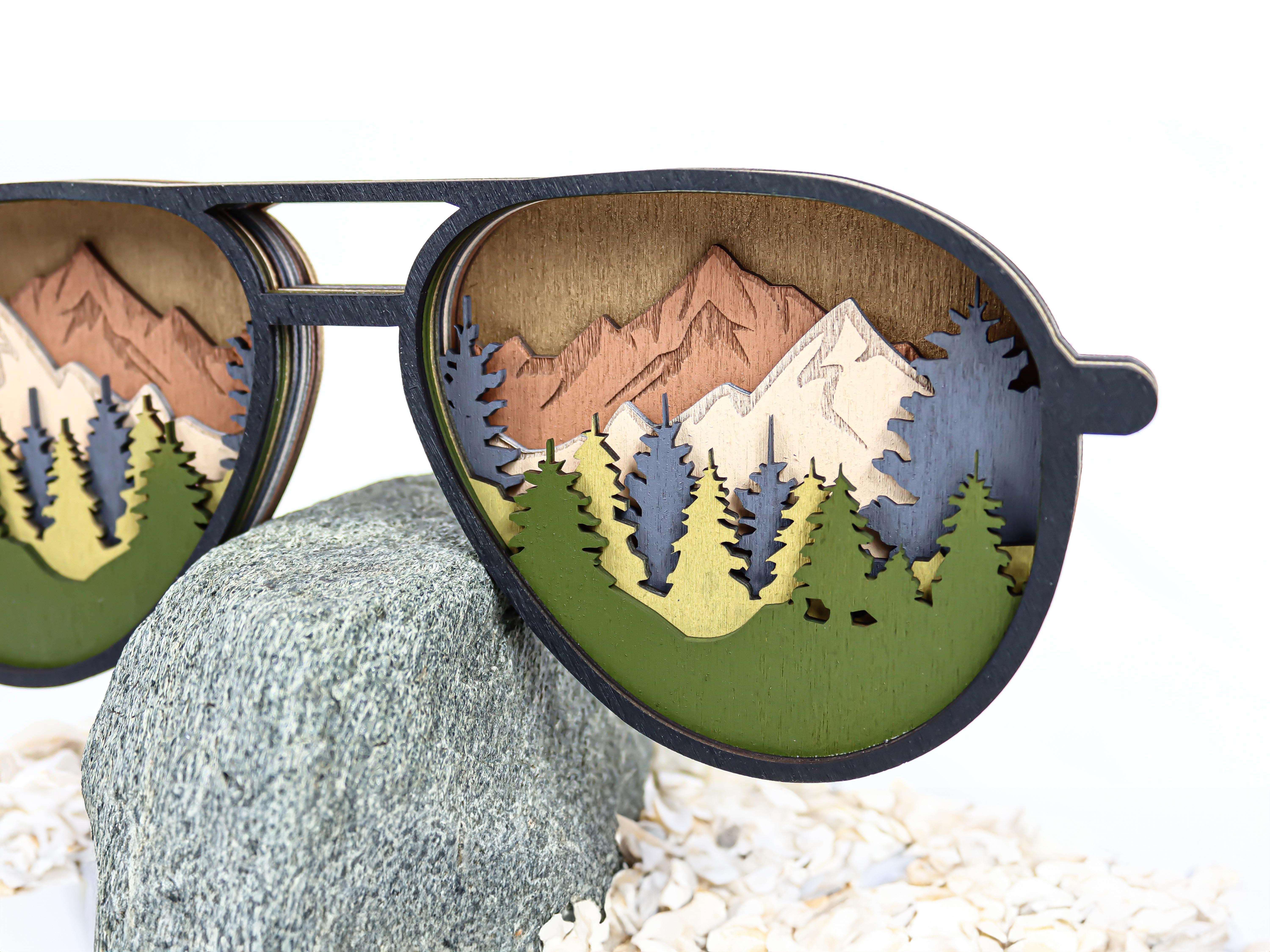 Handgefertigte Brille mit Bergmotiv 
