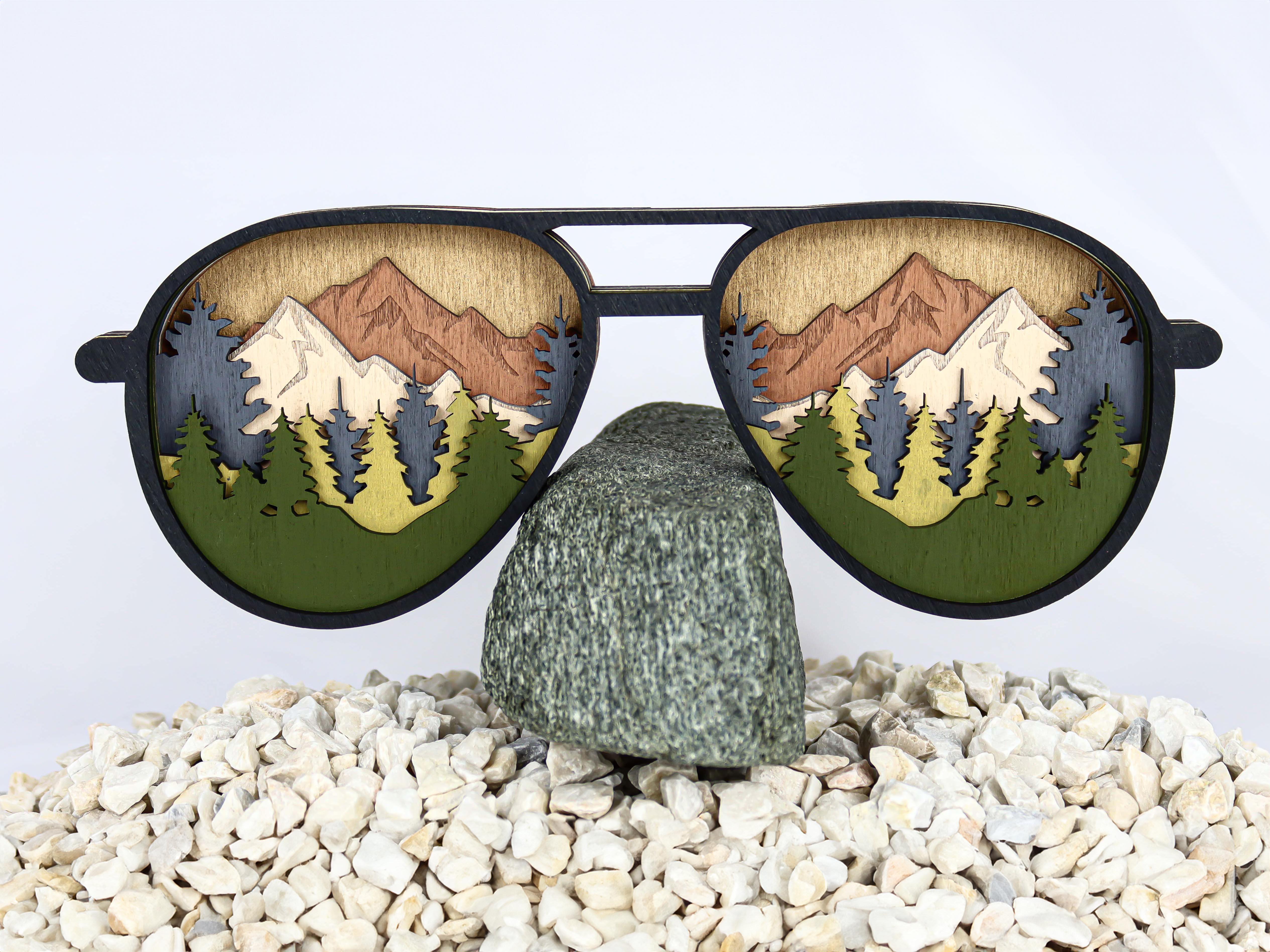 Handgefertigte Brille mit Bergmotiv 